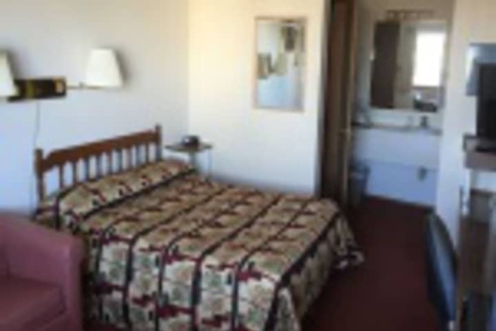 Room 325 of 408